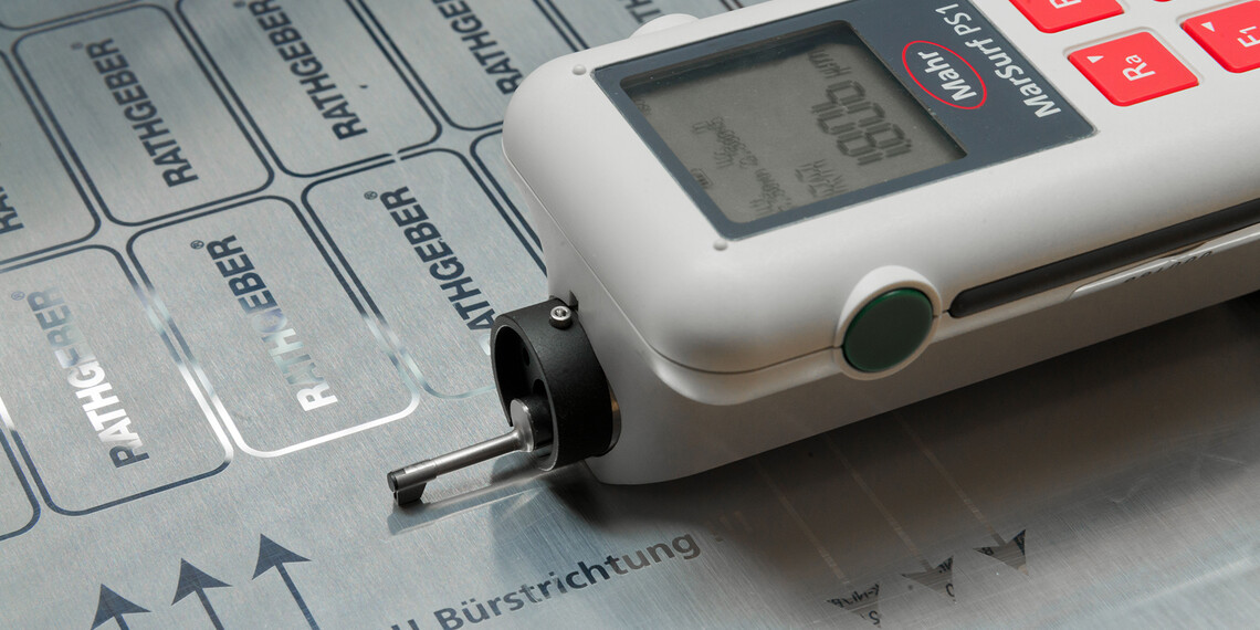 Měření hloubky drsnosti povrchů popř. kartáčování - RATHGEBER, k.s. | © RATHGEBER GmbH & Co. KG