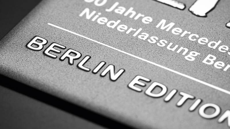 3D hliníkový štítek pro Mercedes, detail na nápis