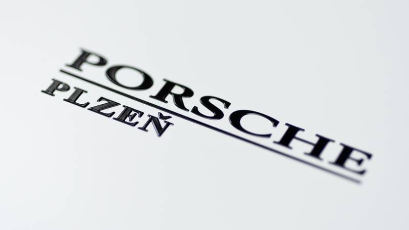 Kovový nápis FINOCHROM®, nápis Porsche Plzeň z chromovaného kovu