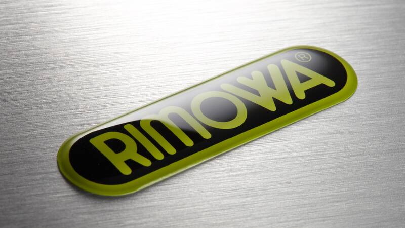 Logo ROYALPLAST®, samolepicí plastové logo pro RIMOWA