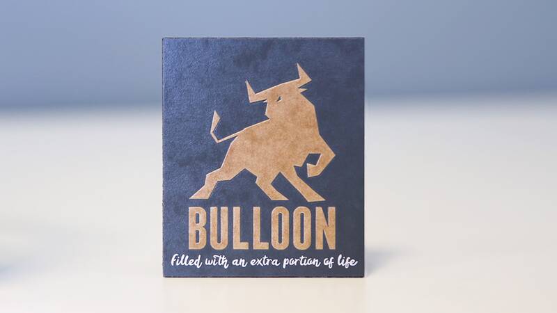 Designový štítek Bulloon vyrobený z korku.